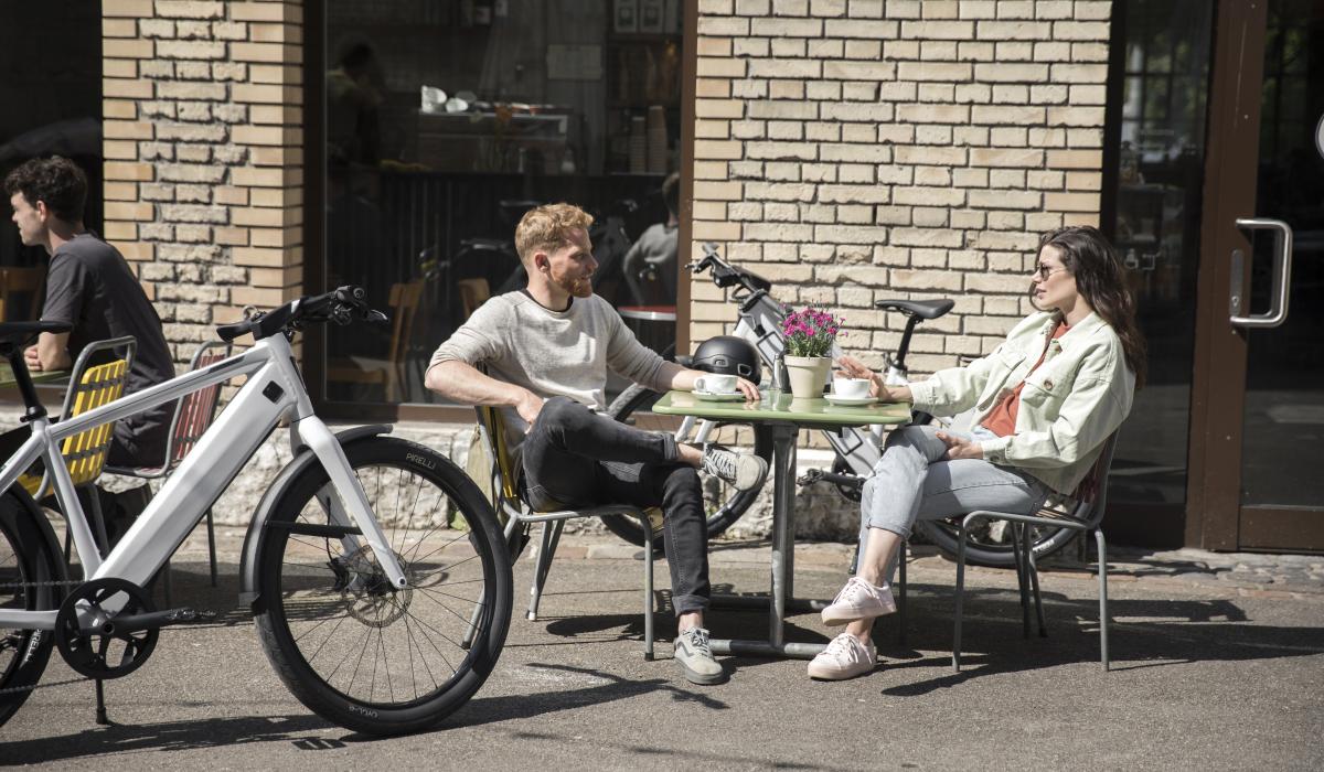 Couple à la table à côté du vélo